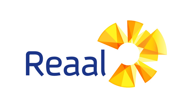 Logo met het woord "Reaal" in het blauw, naast een abstract cirkelvormig ontwerp van overlappende gele en oranje driehoekige segmenten op een witte achtergrond.